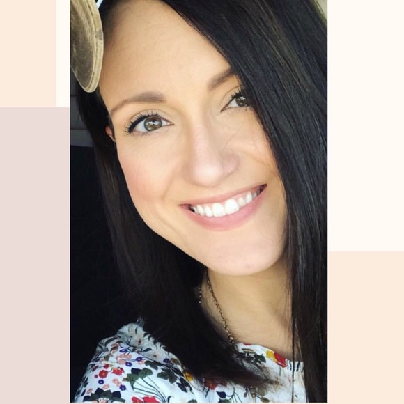 Meet your Posher, Jennifer - Picture 1 of 5